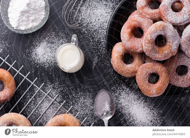 Leckere Krapfen mit Puderzucker Doughnut gebraten Dessert Pulver Zucker süß Gebäck Kalorie Konditorei melken Teller Ablage unordentlich Lebensmittel