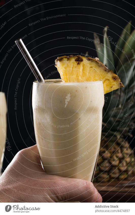 Person mit erfrischendem Pina-Colada-Smoothie Pina Colada Ananas Kokosnuss exotisch Frucht tropisch dienen Stroh Getränk Glas melken Saft Erfrischung Scheibe