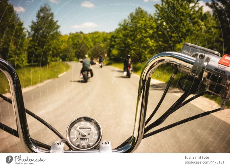 Motorradfahrer, PVV, Chopperride, Landstraße Biker Gang Ausfahrt Kolonne Sommer POV Lenker Tachometer Geschwindigkeit Straße Verkehr moto horizontal Bewegung