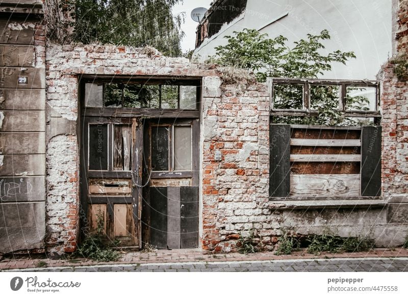 Vergänglich – altes abrissreifes Haus – lost places Vergänglichkeit vergänglich Hausruine Ruine altes haus Verfall kaputt Zerstörung Wand Mauer Fassade