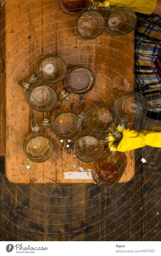 münchen oktoberfest holz und bier auf einer tischbank Bier Tisch Oktoberfest Arbeit & Erwerbstätigkeit Frau Erwachsene Hand Metall Linie dreckig blau gelb grau