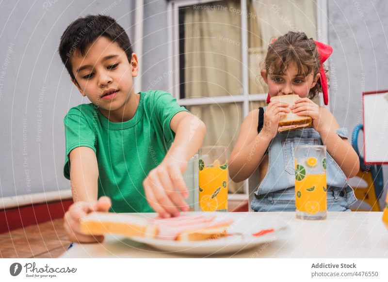 Fröhliche Kinder mit leckeren Sandwiches Belegtes Brot Lebensmittel Kindheit Snack Appetit & Hunger Geschmack essen hungrig Licht Raum bezaubernd niedlich