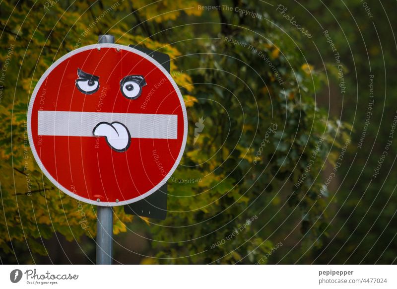 Verkehrsschild, mir ausgestreckter Zunge Verkehrsschilder Verkehrsschild 136 Verkehrsschild 101 Verkehrsschild 250 Schilder & Markierungen Verkehrszeichen