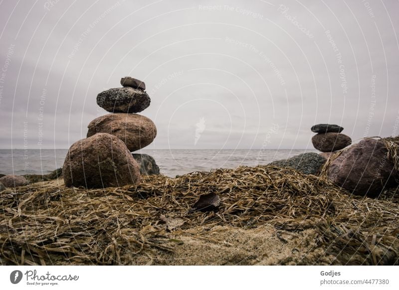 Steintürme am Strand der Ostsee Türme Steinpyramide Steine Wasser bodden Himmel Wolken Küste Natur Außenaufnahme blau Tourismus Wellen Meer Menschenleer