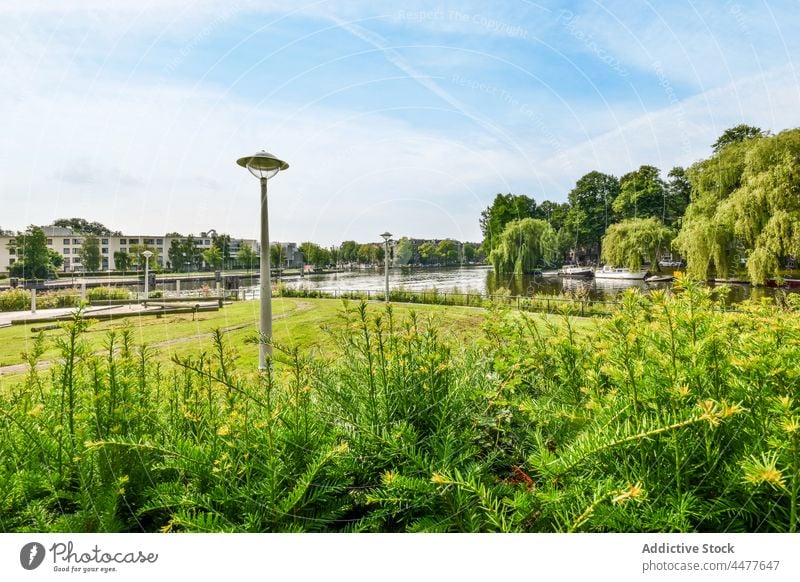 Damm des plätschernden Stadtflusses Stauanlage Fluss Großstadt Sommer Wasser Spazierweg Straße Hafengebiet Flussufer Infrastruktur malerisch tagsüber Revier