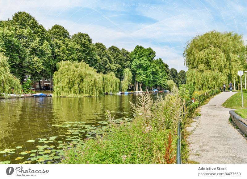 Damm des plätschernden Stadtflusses Stauanlage Fluss Großstadt Sommer Wasser Spazierweg Straße Hafengebiet Flussufer Infrastruktur malerisch tagsüber Revier