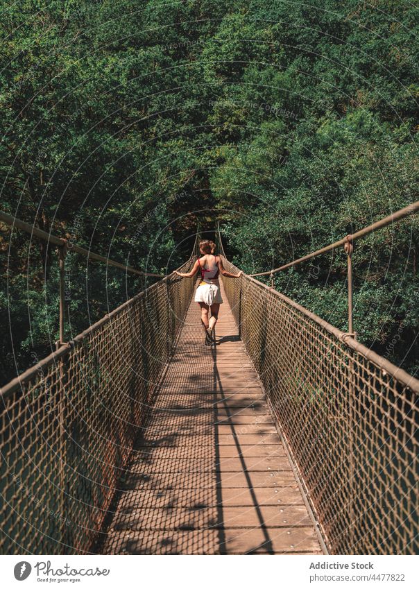 Reisende Frau auf Brücke im Wald Reisender Suspension Park reisen Steg erkunden Abenteuer fragas do eume Spanien Natur Ausflugsziel Entdecker Waldgebiet Wälder