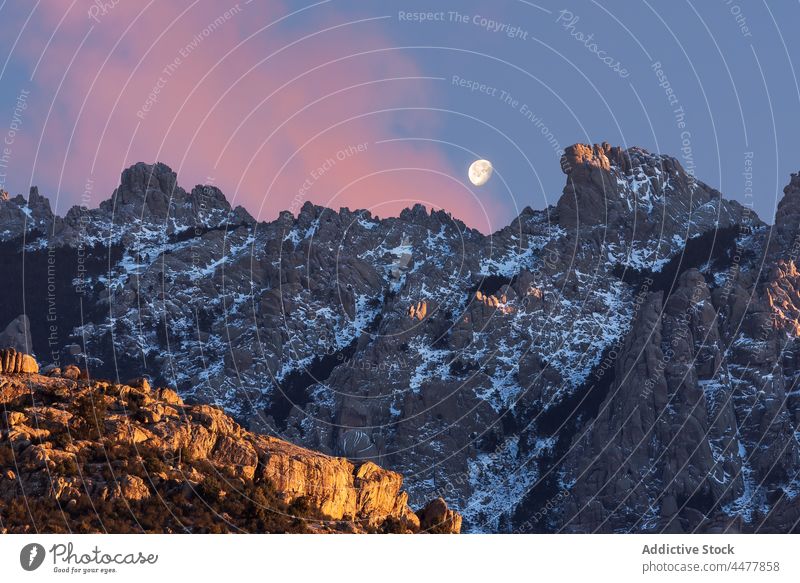 Mond über felsigen Bergen am Abend Berge u. Gebirge Himmel dunkel Ambitus Felsen Landschaft Spanien Natur Abenddämmerung Dämmerung Umwelt Park majestätisch