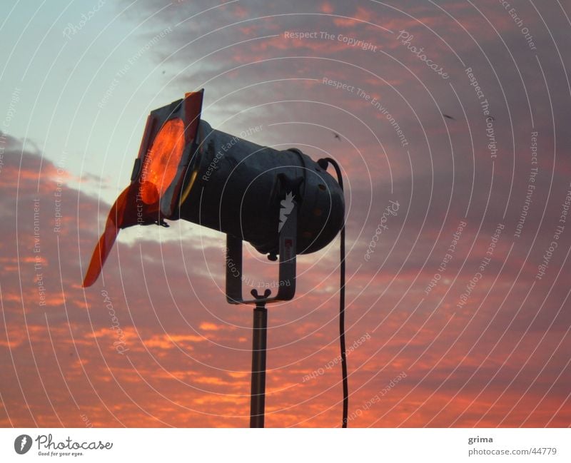 Erstes Licht am Morgen Sonnenaufgang Wolken Lampe Stimmung rot Handwerk Himmel Scheinwerfer