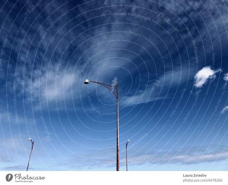 Drei Freunde und die Wolke Laternenpfahl Straßenbeleuchtung Lampe Himmel Wolken Stadt Beleuchtung Peitschenlaterne Menschenleer