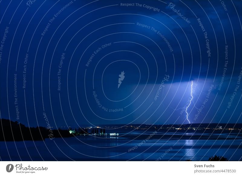 Ein Gwitter über dem Bodensee sorgt für ein schönes Schauspiel gewitter bodensee blitz wolken wasser sturm unwetter idylle natur fesselnd naturschauspiel