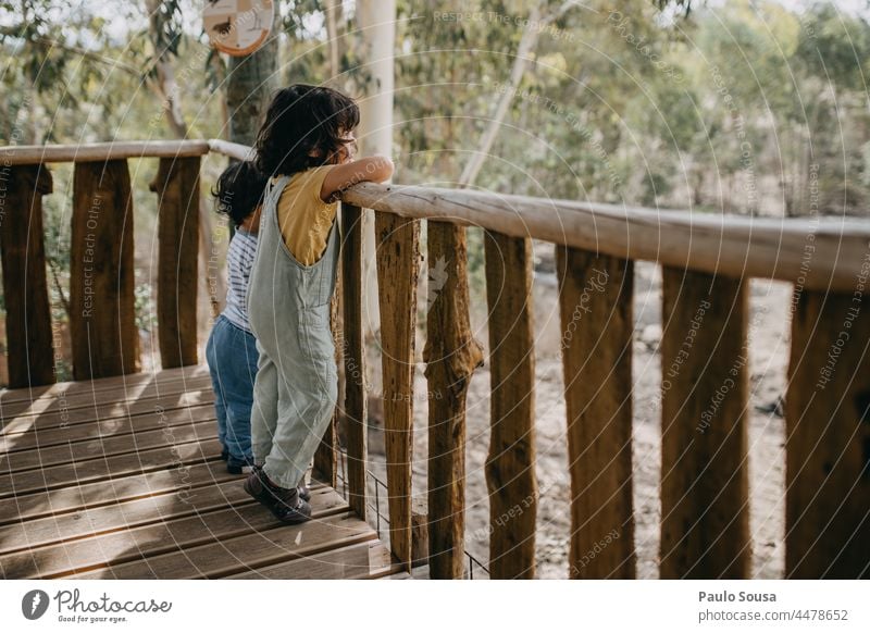 Bruder und Schwester schauen durch eine Holzbarriere Geschwister Familie & Verwandtschaft Kind Kindheit 1-3 Jahre Kaukasier Zwei Personen Freizeit & Hobby