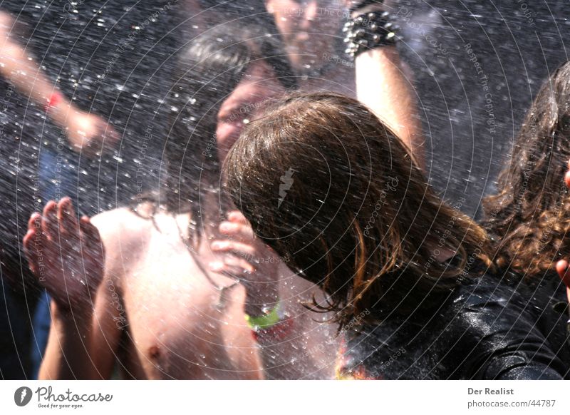 Wasser Marsch! Party heiß nass Menschengruppe Musikfestival Partygast