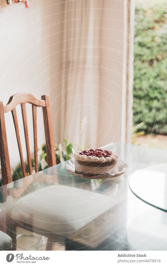 Leckere Torte auf Glastisch Kuchen Dessert Schokolade süß geschmackvoll lecker selbstgemacht Sahne Beeren gebacken Leckerbissen dekorieren köstlich Gebäck