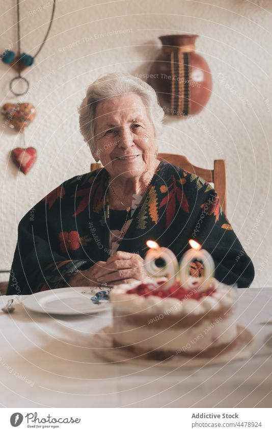 Ältere Frau feiert Geburtstag mit Familie feiern Kuchen Schlag Kerze zu Hause in die Hände klatschen 90 relativ Sitzung Veranstaltung festlich Lebensmittel