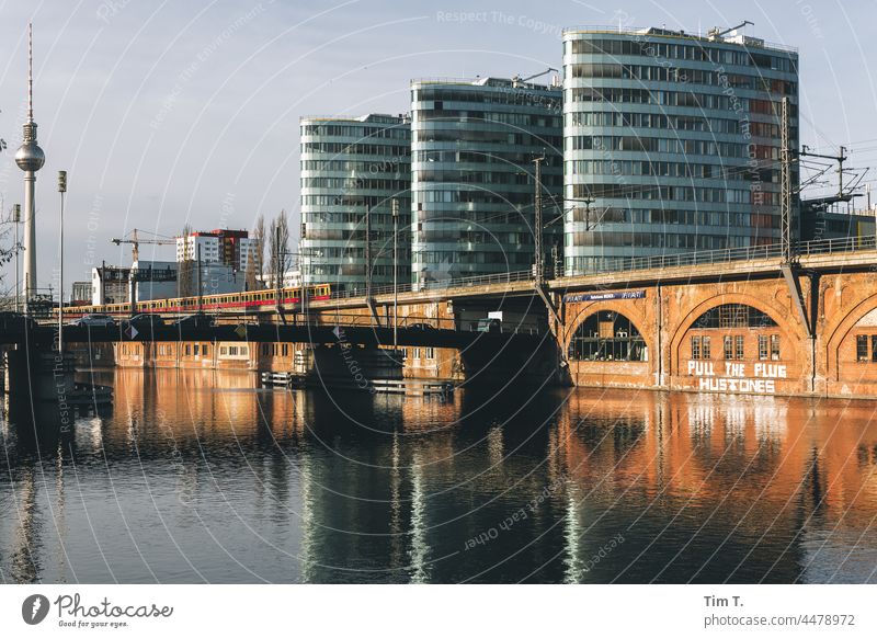 der Fernsehturm, die Spree und ein Bürogebäude. S-Bahn Berlin Berliner Fernsehturm Hauptstadt Wahrzeichen Architektur Stadt Himmel Stadtzentrum Deutschland