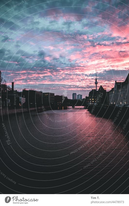 Blick von der Weidendammer Brücke Richtung Fernsehturm Spree Berlin Mitte sunset Berliner Fernsehturm Hauptstadt Wahrzeichen Stadtzentrum Berlin-Mitte