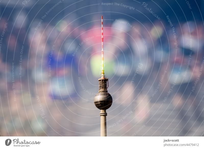 Läufer des Marathons und der Fernsehturm in Berlin laufen sportlich Sportveranstaltung Wettkampf Fitness Laufsport Hauptlauf Unschärfe Ausdauer Karl-Marx-Allee