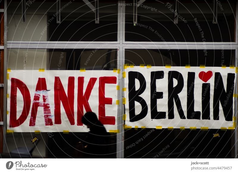 Danke Berlin und deine Passanten Schaufenster Herz (Symbol) Wandel & Veränderung Leerstand Geschäftsaufgabe Stadtzentrum Prenzlauer Berg Schönhauser Allee Laden