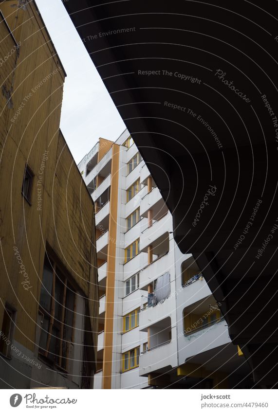 Zentrum Kreuzberg im Fokus Kottbusser Tor Fassade Berlin Strukturen & Formen Architektur Hochhaus Stadtzentrum Silhouette Balkon Gasse schmal modern trist