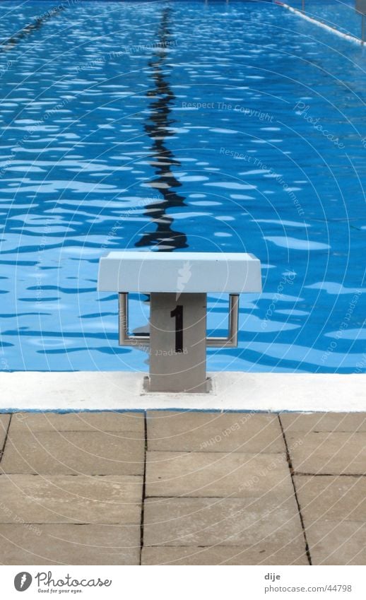 Auf drei ins kühle Nass Schwimmbad Startblock 1 kalt Sommer Wellen Sport Wasser blau Eisenbahn Schwimmsport Schwimmen & Baden