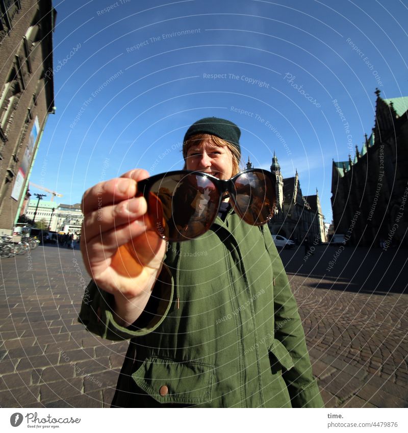 UT Teufelsmoor | doppeläugiger Analogfilter sonnenbrille hand frau jacke mütze perspektive Stadt urban halten lachen häuser dächer marktplatz grün fassaden