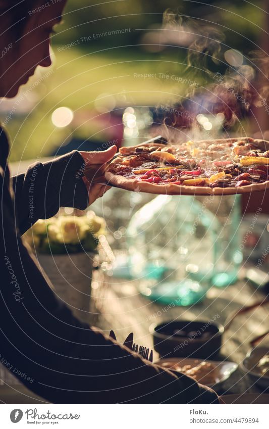 Pizza ist fertig Bedienung servieren Essen Mahlzeit heiß Abendessen lecker Lebensmittel Mittagessen Küche Italienisch frisch geschmackvoll Fastfood