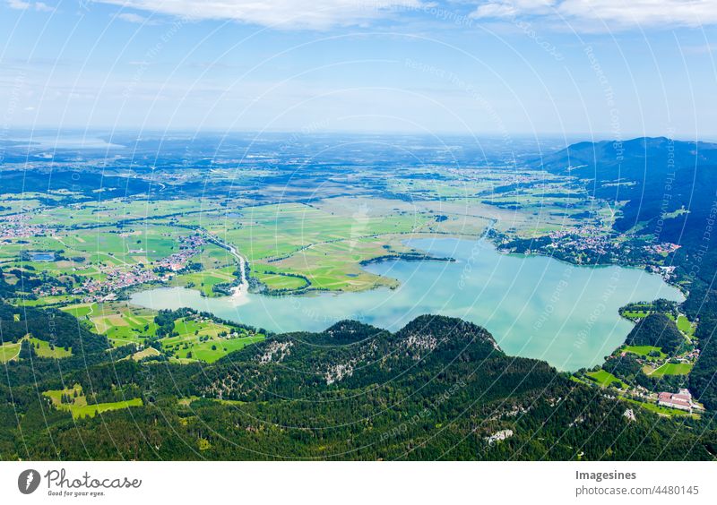 Schöner Blick vom bayerischen Herzogstand auf Kochelsee und Dorf Kochel am See. Bayerische Alpen, Voralpen in Bayern Deutschland München Hausberge aktiv