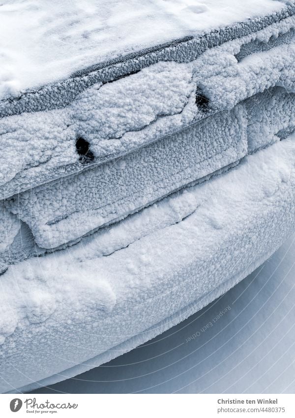 Heck eines komplett vereisten und teils verschneiten Autos an einem eiskalten Wintermorgen Autoheck Rückansicht Eis gefroren Frost frieren Schnee weiß