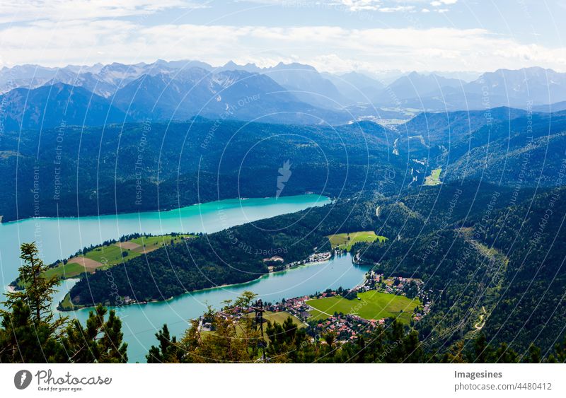 See und Berge. Luftaufnahme des bayerischen Dorfes Walchensee mit Alp See Walchensee in den bayerischen Voralpen, Karwendelgebirge. Bayern, Deutschland, Europa. Blick vom Herzogstand