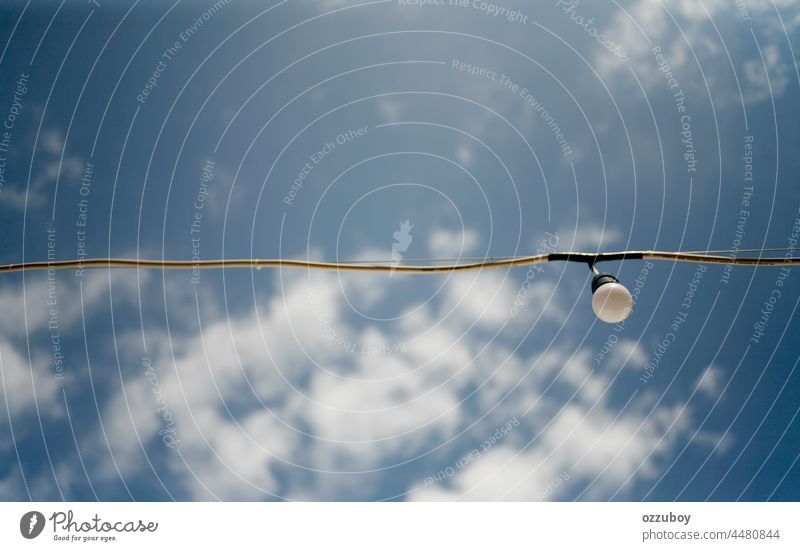 Glühbirne gegen den Himmel im Freien beleuchtet Elektrizität Kabel horizontal keine Menschen Farbbild erhängen blau Beleuchtungseinrichtungen Hintergrund Lampe