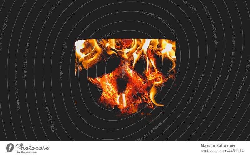 Verbrennung von Brennholz im Ofen. Flamme im Kamin Feuer Holz Brandwunde Freudenfeuer Herd warm gelb Licht rot Temperatur Hintergrund Brennstoff schwarz Totholz