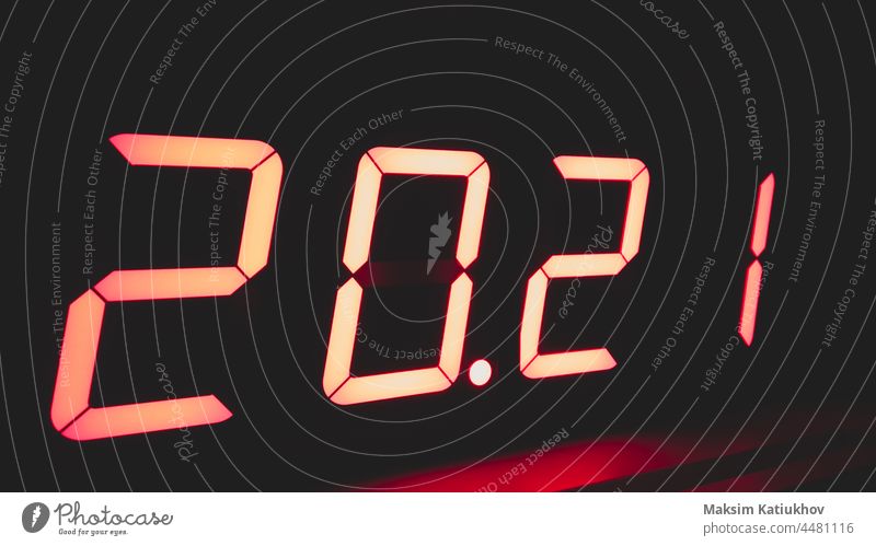 Digitaluhr mit roter LED-Beleuchtung Zahlen 2021 im Dunkeln Zeit Uhr elektronisch Abschnitt Licht digital zuschauen Alarm dunkel Nummer Symbol Countdown