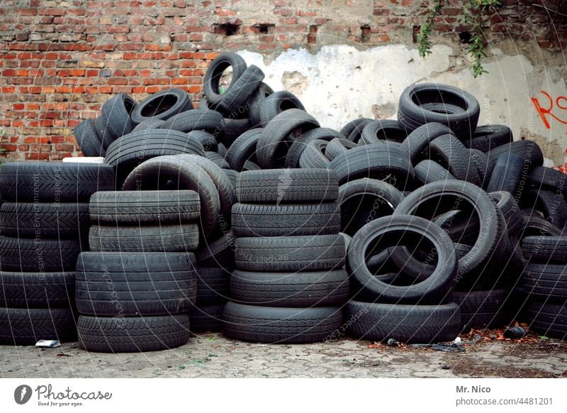 geordnetes durcheinander Altreifen Reifenstapel Gummi schwarz Reifenprofil Recycling Sommerreifen Handel Stapel abholbereit Ordnung entsorgen Winterreifen