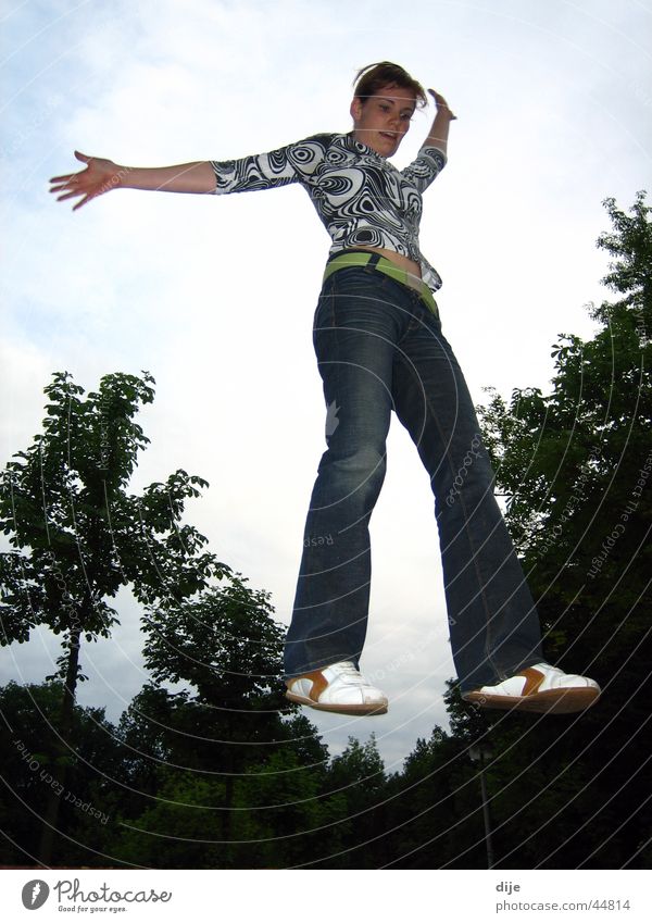 Balanceakt auf einem imaginären Schwebebalken springen Nacht Wolken Baum Extremsport Balken üben Himmel blau