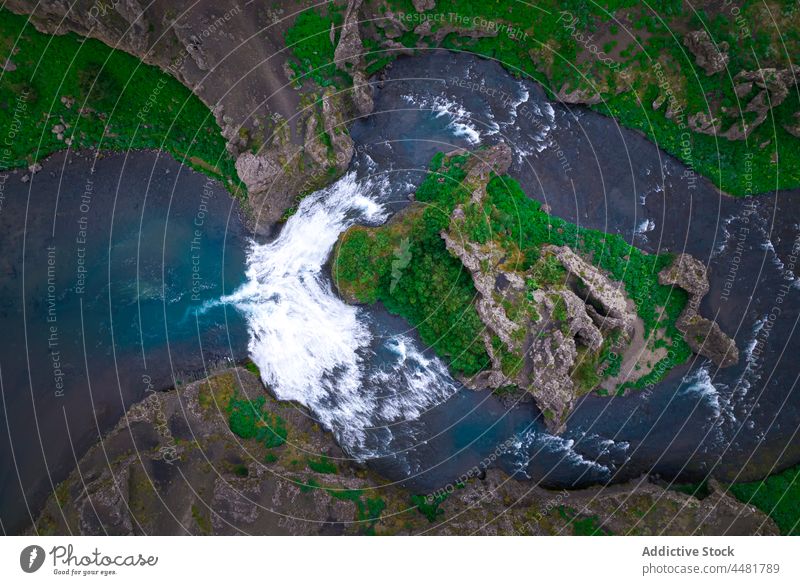 Schneller Fluss zwischen grasbewachsenen Ufern Wasser Küste Natur Felsen Wasserseite Stein Klippe natürlich Island aqua Umwelt malerisch Hafengebiet Formation