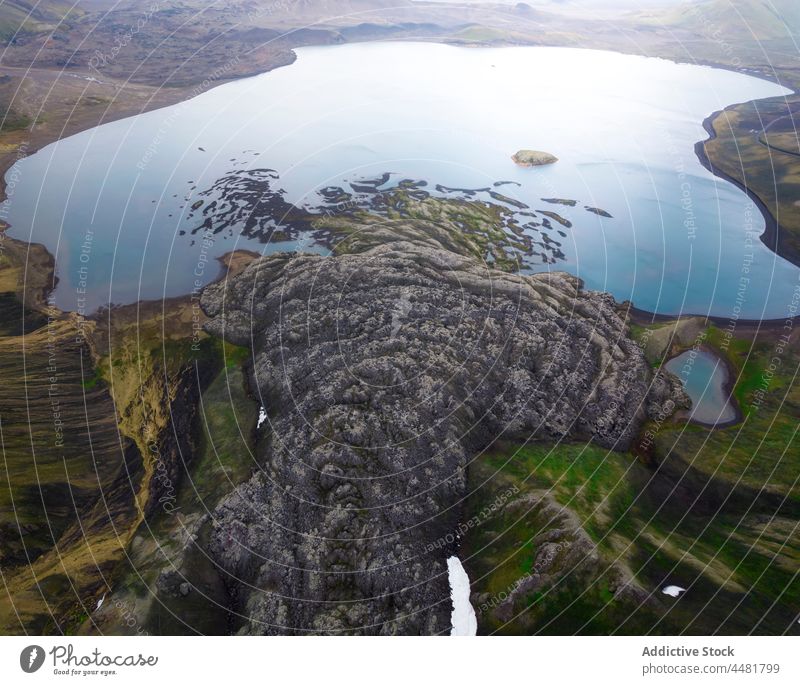 Felsformationen in der Nähe des Stillen Sees Wasser Küste Ufer Natur Felsen Wasserseite Stein Formation Hafengebiet Island aqua Umwelt malerisch Oberfläche