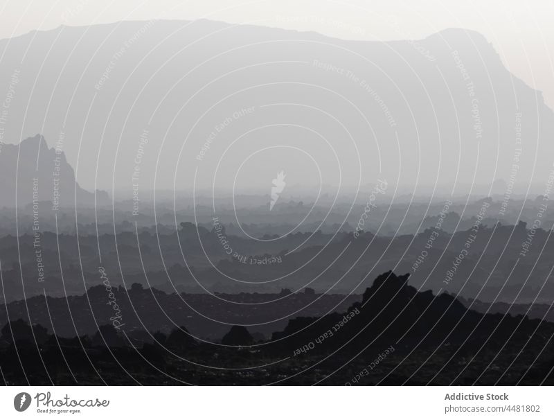 Siedlung in der Nähe eines nebligen Bergrückens Wohnsiedlung Gebäude Dorf Berge u. Gebirge Reittier Nebel Landschaft Ambitus Haus trist Natur Island Umwelt Kamm