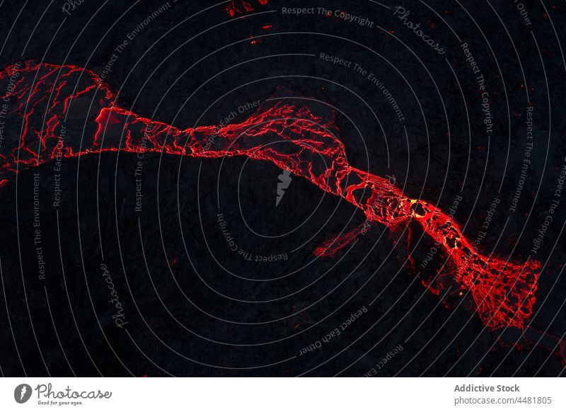 Rote Lava auf vulkanischer Oberfläche Magma Nacht Berge u. Gebirge Natur Vulkan dunkel ausbrechen fließen Hochland Island heiß rot Gelände rau erwärmen