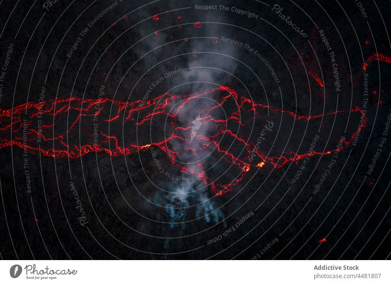 Rote Lava auf vulkanischer Oberfläche Magma Nacht Berge u. Gebirge Natur Vulkan dunkel ausbrechen fließen Hochland Island heiß rot Gelände rau erwärmen