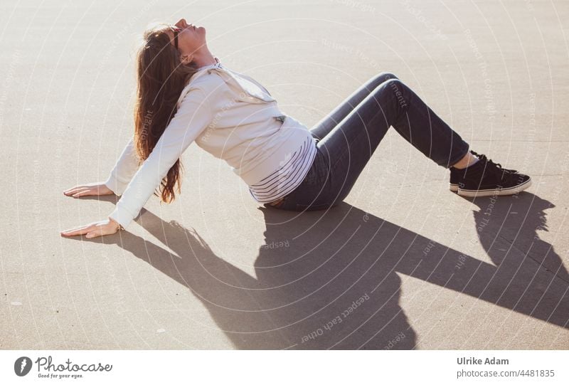 UT Teufelsmoor 2021- Sonnenbaden und Yoga mitten in Bremen Frau Outdoor Turnen Gymnastik Fitness sportlich Mensch Körperhaltung Sport Erwachsene Gleichgewicht