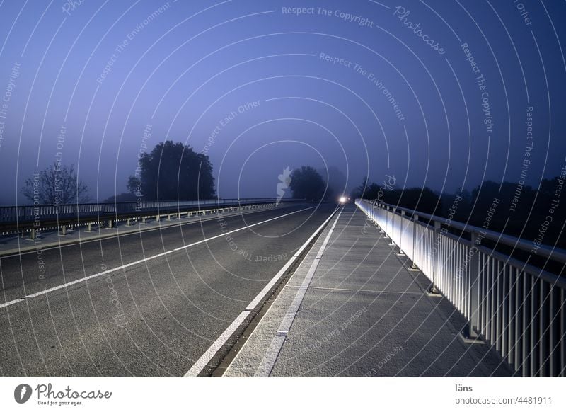 UT Teufelsmoor l Brücke über die Hamme Straße Licht PKW dunkel Verkehr Verkehrswege Farbfoto Morgendämmerung Sonnenaufgang