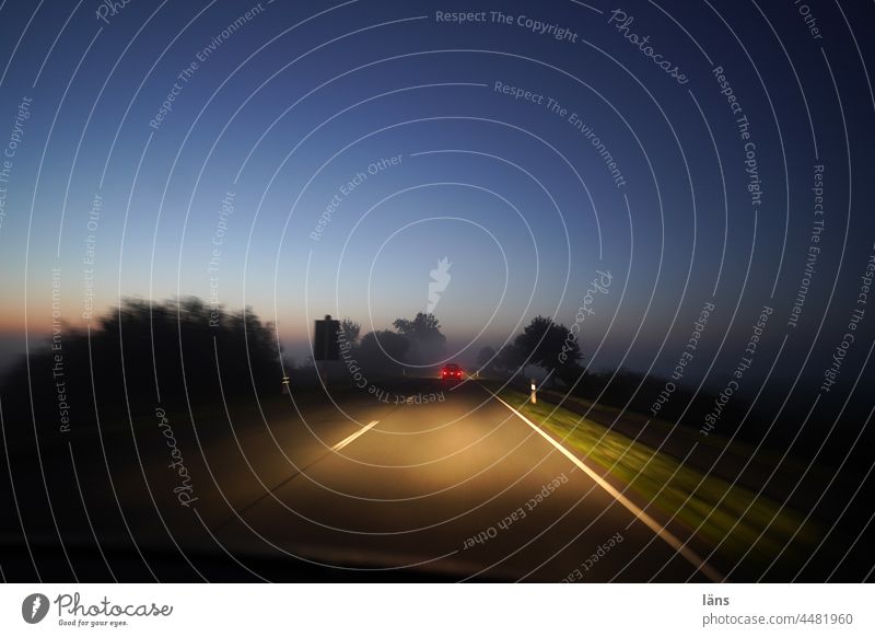 UT Teufelsmoor l  in den Morgen fahren Sonnenaufgang Gegenlicht Verkehr Autofahrt Morgendämmerung Nebel Textfreiraum oben Geschwindigkeit Bewegung Moor