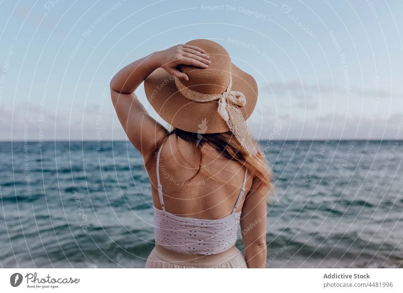 Unbekannte Frau in Kleid und Hut Sommer Strand MEER Küste Wasser Ufer Natur bewundern malerisch Seeküste Himmel tagsüber Tageslicht Landschaft Harmonie Rippeln