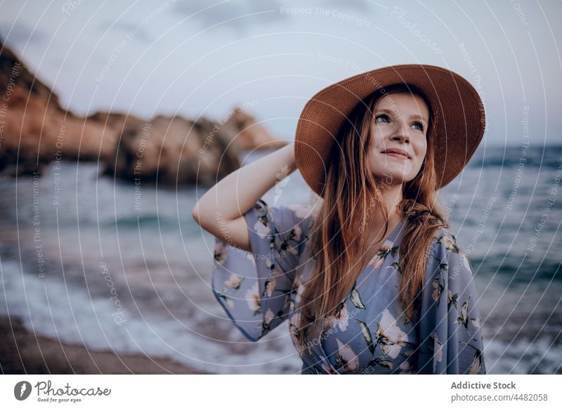 Frau in Kleid und Hut Abend MEER Meeresufer Sonnenuntergang Sommer Freude Glück Küste Strand Stil trendy charmant Seeküste Lächeln Ufer Natur Meereslandschaft