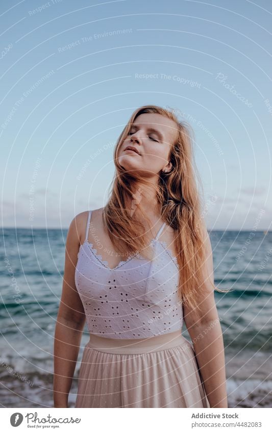 Charmante Frau mit langen Haaren am Strand Meeresufer Vorschein MEER Porträt Natur Abend Sommer Wasser jung attraktiv Windstille traumhaft Ufer Küste friedlich