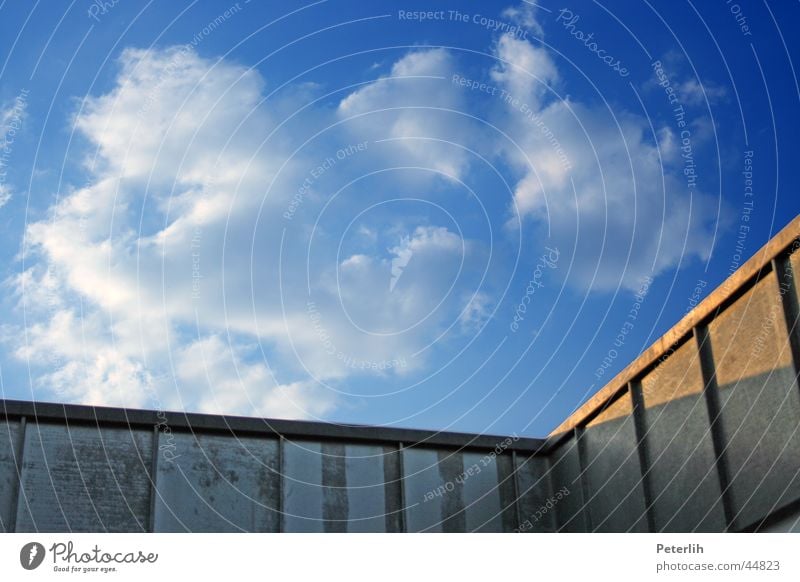 Der Winkel Dach Ecke Sommer ruhig Architektur Himmel blau