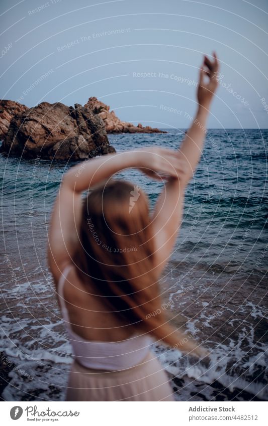 Glückliche Frau im Sommeroutfit im Meer MEER Abend Wasser Natur trendy Outfit Sonnenuntergang Stil Küste Harmonie Windstille attraktiv jung genießen Stoff