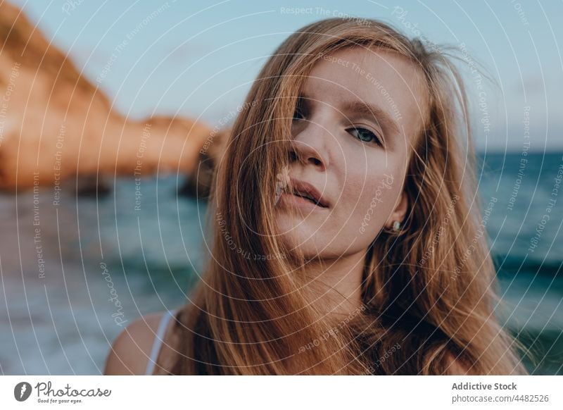 Charmante Frau mit langen Haaren am Strand Meeresufer Vorschein MEER Porträt Natur Abend Sommer Wasser jung attraktiv Windstille traumhaft Ufer Küste friedlich