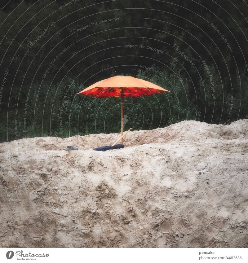 abgeschirmt Sand Schirm Sonne Schutz Sandhaufen Spielplatz Sonnenschutz Schatten abschirmen Hügel Kindheit spielen orange Sonnenlicht Sonnenschirm freigestellt